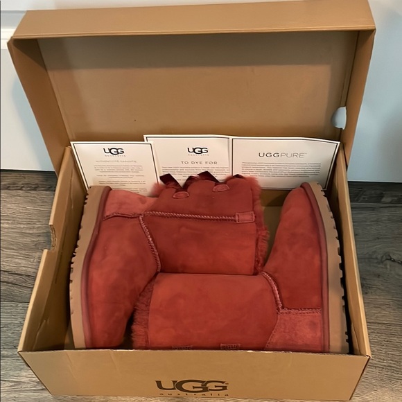 UGG Women’s Bailey Bow Boot in Burgundy Size 6 - Picture 10 of 11